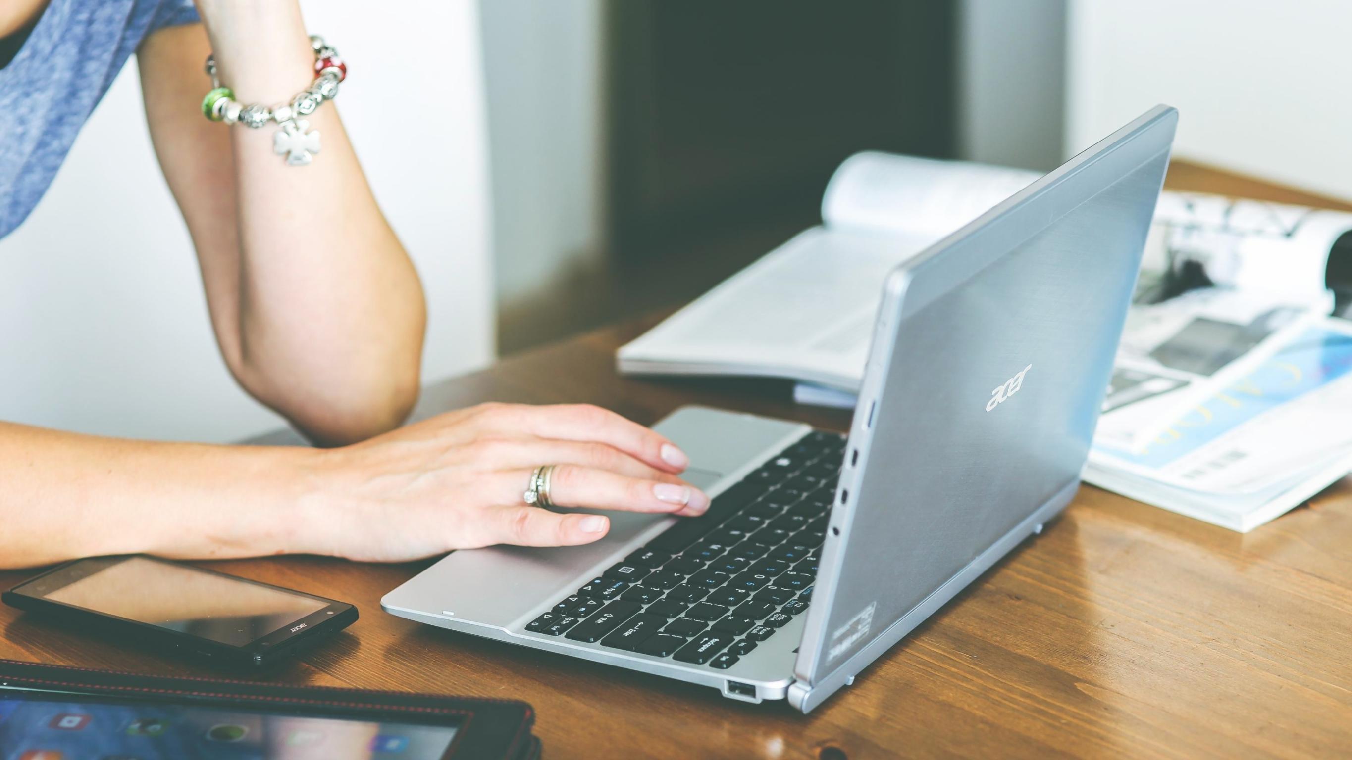 Mercado local mexicano con verduras frescas y productos accesibles